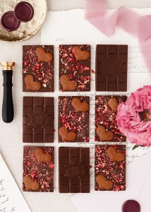 Miniczekolada mleczna z truskawką i pierniczkami