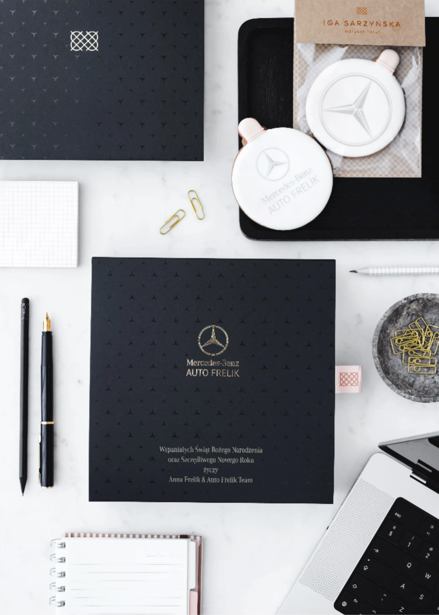 Pierniczki Igi Sarzyńskiej w eleganckim pudełku z logo i grafiką promującą markę Mercedes